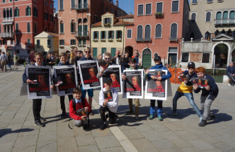 Wandelnde Plakatständer in Venedig